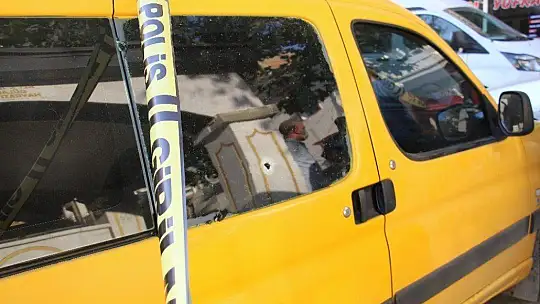 Elazığ'da magandalar sokakta silahla ateş açtı, kurşunlar 2 araca isabet etti