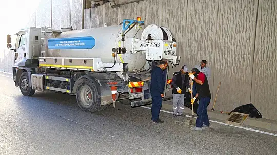 Elazığ'da menfez ve mazgallar temizleniyor