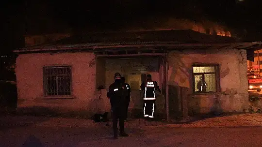 Elazığ'da metruk ev yangını
