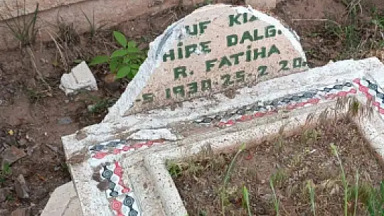 Elazığ'da mezar taşları kırıldı