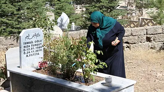 Elazığ'da mezarlıklarda ziyaretçi yoğunluğu