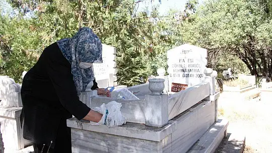 Elazığ'da mezarlıklarda ziyaretçi yoğunluğu