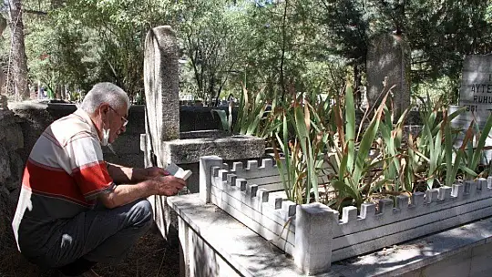 Elazığ'da mezarlıklarda ziyaretçi yoğunluğu