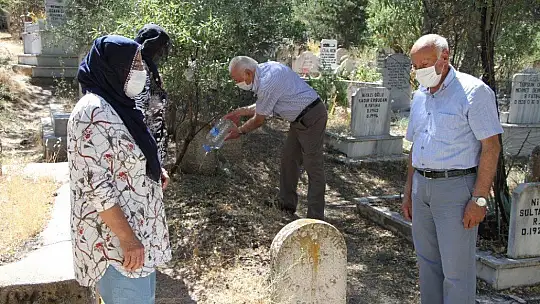 Elazığ'da mezarlıklarda ziyaretçi yoğunluğu