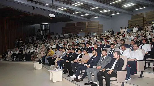 Elazığ'da mezun olan yabancı uyruklu 100 öğrenci şiir gecesinde buluştu