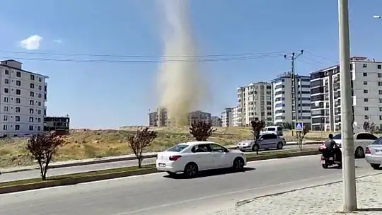 Elazığ'da mini 'hortum' şaşırttı