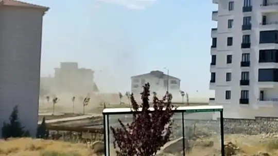 Elazığ'da mini 'hortum' şaşırttı