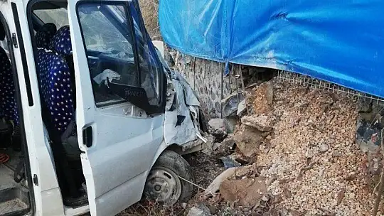 Elazığ'da minibüs duvara çarptı: 8 yaralı