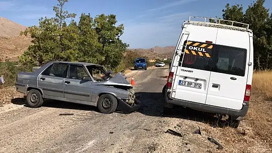 Elazığ'da minibüs ile otomobil çarpıştı: 1'i ağır 6 yaralı
