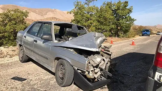 Elazığ'da minibüs ile otomobil çarpıştı: 1'i ağır 6 yaralı