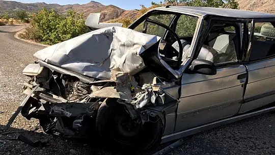 Elazığ'da minibüs ile otomobil çarpıştı: 1'i ağır 6 yaralı