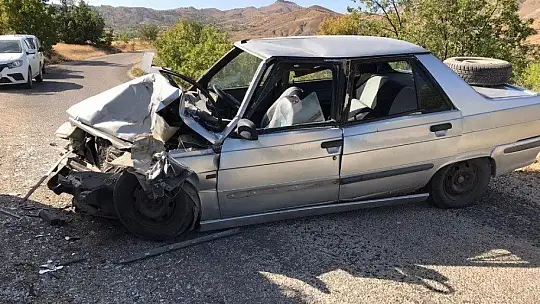 Elazığ'da minibüs ile otomobil çarpıştı: 1'i ağır 6 yaralı