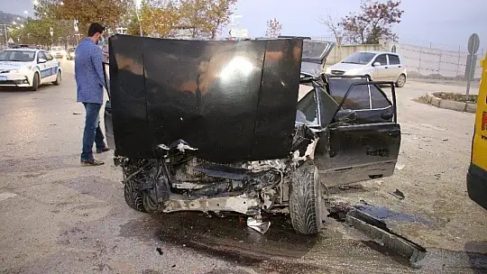 Elazığ'da minibüs ile otomobil çarpıştı: 7 yaralı