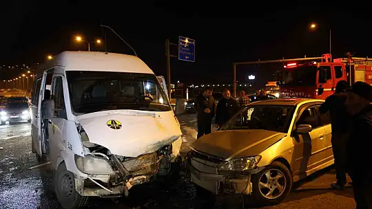 Elazığ'da minibüs ile otomobil çarpıştı: 5 yaralı