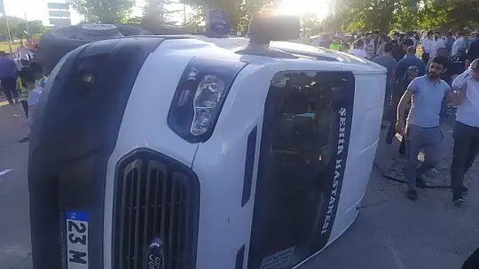 Elazığ'da minibüs, otomobil ve motosiklet kaza yaptı: 19 yaralı