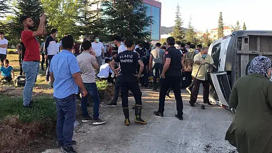 Elazığ'da minibüs, otomobil ve motosiklet kaza yaptı: 19 yaralı