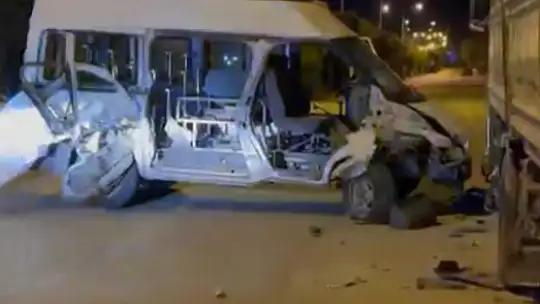 Elazığ'da minibüs park halindeki kamyona çarptı: 1 yaralı