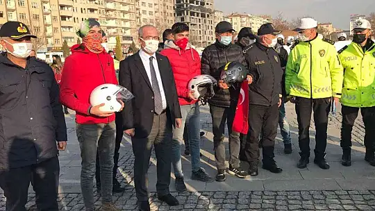 Elazığ'da motosiklet sürücülerine kask dağıtıldı