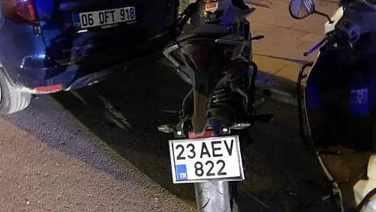 Elazığ'da motosiklet yayaya çarptı: 2 yaralı