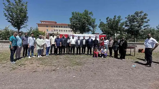 Elazığ'da müftü ve belediye başkanı öğrencilerle birlikte halat çekme yarışı yaptı