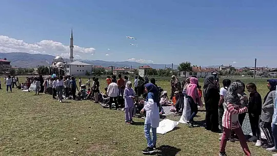Elazığ'da müftü ve belediye başkanı öğrencilerle birlikte halat çekme yarışı yaptı