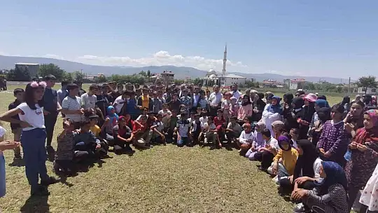 Elazığ'da müftü ve belediye başkanı öğrencilerle birlikte halat çekme yarışı yaptı
