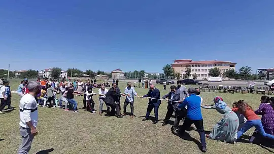 Elazığ'da müftü ve belediye başkanı öğrencilerle birlikte halat çekme yarışı yaptı