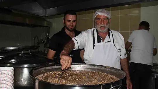 Elazığ'da Muharrem ayı dolayısıyla vatandaşlara aşure dağıtıldı