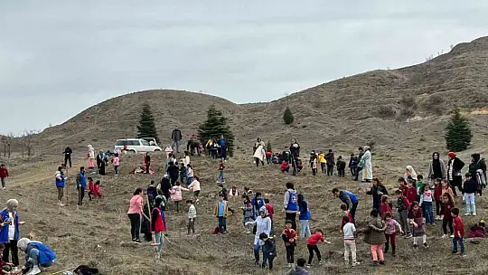Elazığ'da öğrenciler fidan dikim etkinliğinde buluştu