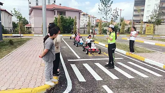Elazığ'da öğrenciler trafik kuralları konusunda bilinçlendirildi