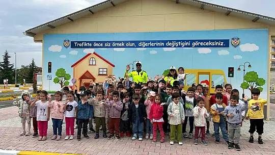 Elazığ'da öğrenciler trafik kuralları konusunda bilinçlendirildi