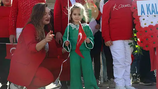 Elazığ'da öğrencilerden anlamlı Cumhuriyet Bayramı kutlaması