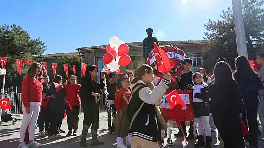 Elazığ'da öğrencilerden anlamlı Cumhuriyet Bayramı kutlaması