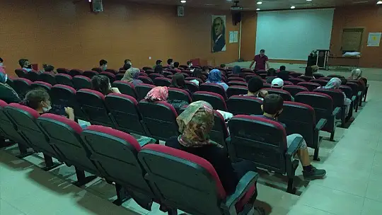 Elazığ'da öğrencilere eğitim seti dağıtıldı