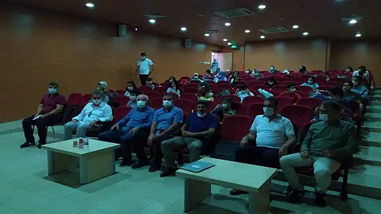 Elazığ'da öğrencilere eğitim seti dağıtıldı