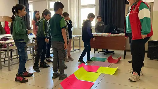 Elazığ'da öğrencilere sek sek oyunu ile öfke çözme yöntemi eğitimi