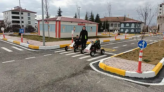 Elazığ'da öğrencilere trafik uygulamaları anlatıldı