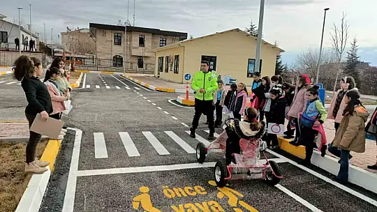 Elazığ'da öğrencilere trafik uygulamaları anlatıldı