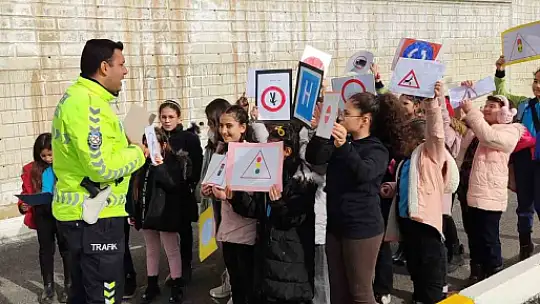 Elazığ'da öğrencilere trafik uygulamaları anlatıldı