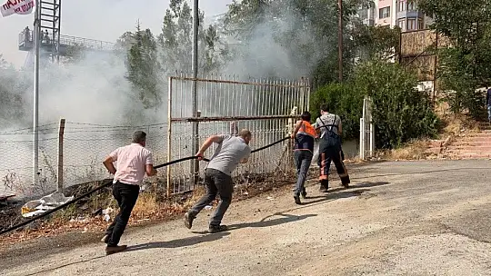 Elazığ'da okul şantiyesinde çıkan yangında konteynerler küle döndü