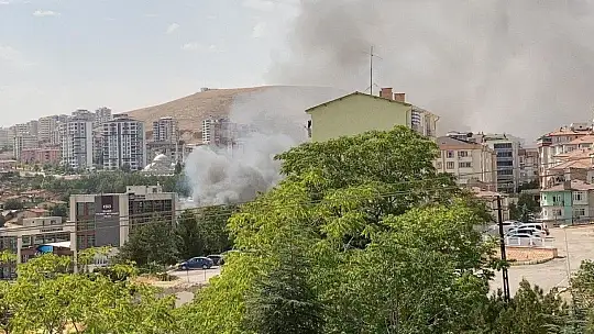 Elazığ'da okul şantiyesinde çıkan yangında konteynerler küle döndü