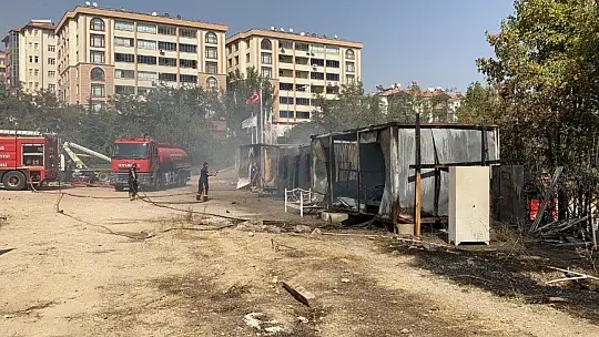 Elazığ'da okul şantiyesinde çıkan yangında konteynerler küle döndü