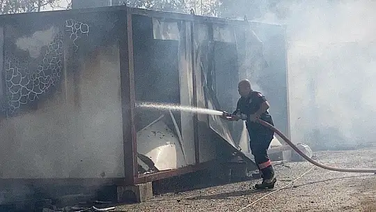 Elazığ'da okul şantiyesinde çıkan yangında konteynerler küle döndü