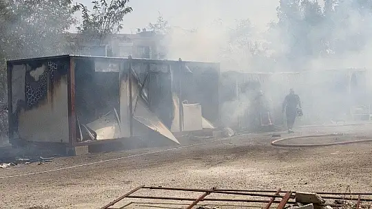 Elazığ'da okul şantiyesinde çıkan yangında konteynerler küle döndü