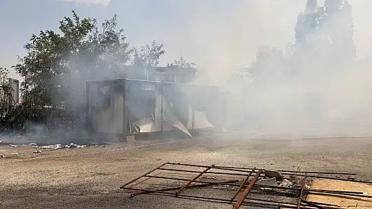 Elazığ'da okul şantiyesinde çıkan yangında konteynerler küle döndü