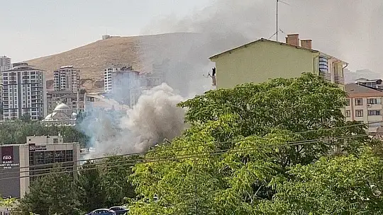 Elazığ'da okul şantiyesinde çıkan yangında konteynerler küle döndü