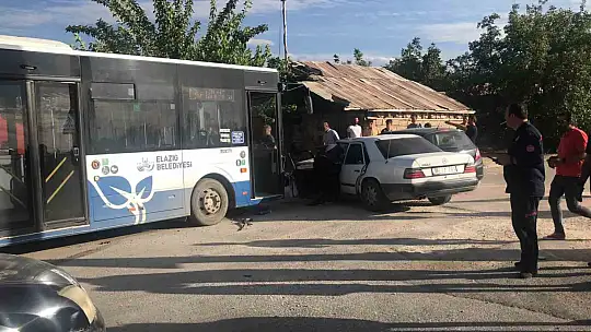 Elazığ'da otobüs 2 otomobile çarptı: 5 yaralı