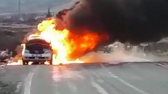 Elazığ'da otomobil alev alev yandı, patlama sesleri korkuttu