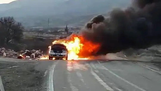 Elazığ'da otomobil alev alev yandı, patlama sesleri korkuttu