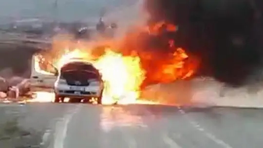 Elazığ'da otomobil alev alev yandı, patlama sesleri korkuttu